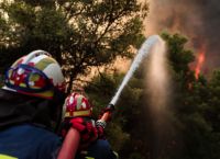 Φωτιά σε Κρυονέρι και Δροσοπηγή: Πέντε εγκαυματίες στο ΚΑΤ