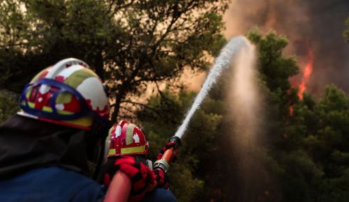 Φωτιά σε Κρυονέρι και Δροσοπηγή: Πέντε εγκαυματίες στο ΚΑΤ