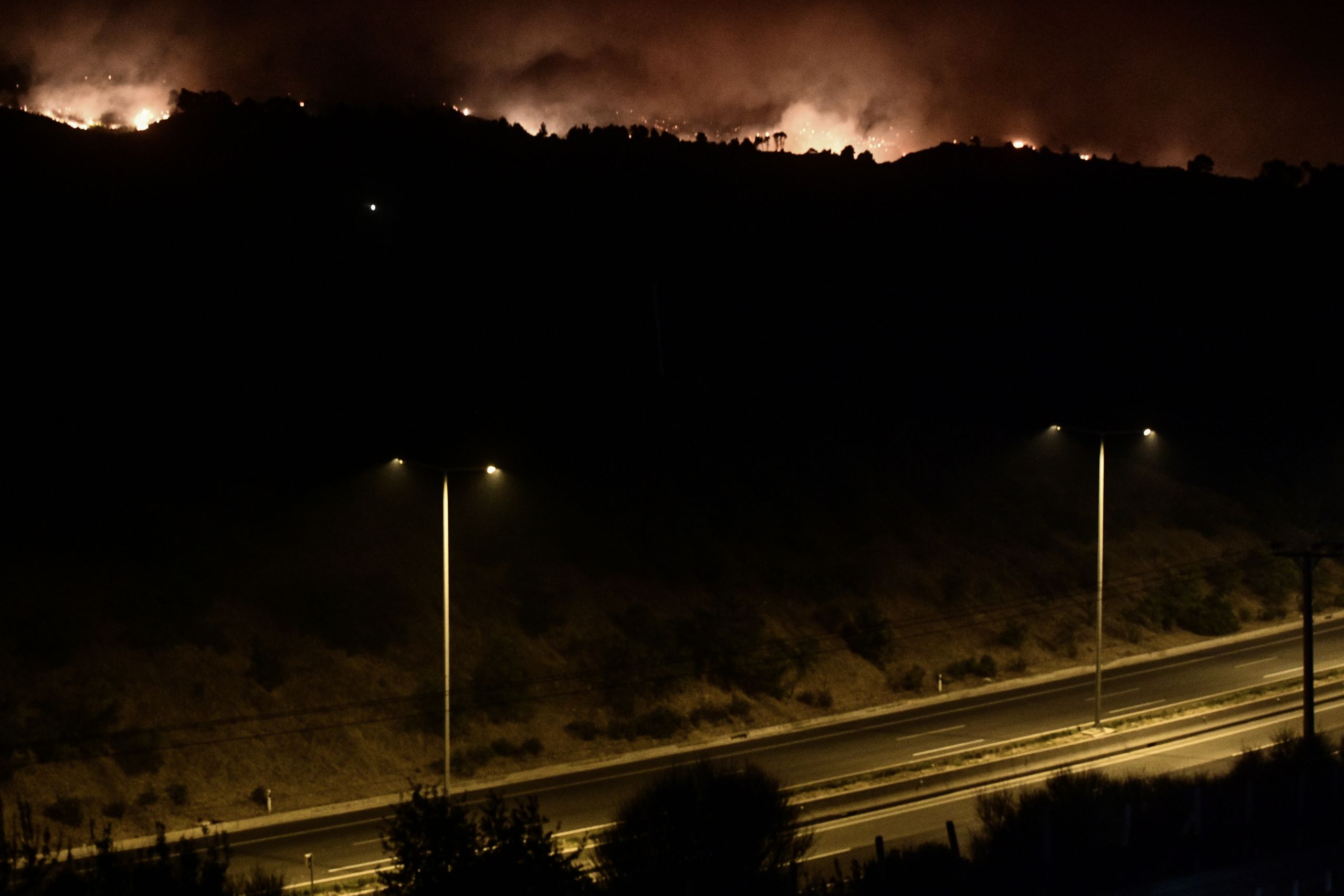 Πέρασε την Εθνική η φωτιά προς Άγιο Στέφανο