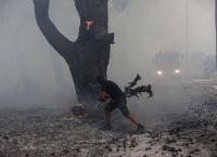 Φωτιά στην Αττική: Καίγονται σπίτια στο Κρυονέρι