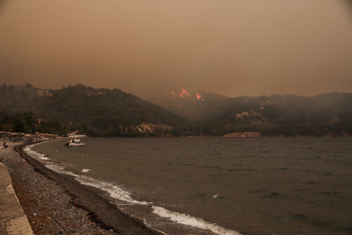 Φωτιά Εύβοια: Πληροφορίες για επιχείρηση απεγκλωβισμού εγκύου από την Πυροσβεστική στις Μηλιές