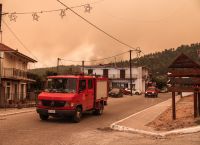 Φωτιά Εύβοια: Ως τη θάλασσα οι φλόγες – Καίγονται σπίτια στο Πευκί
