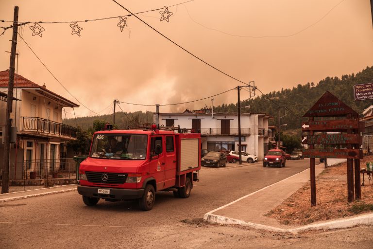 Φωτιά Εύβοια: Ως τη θάλασσα οι φλόγες – Καίγονται σπίτια στο Πευκί