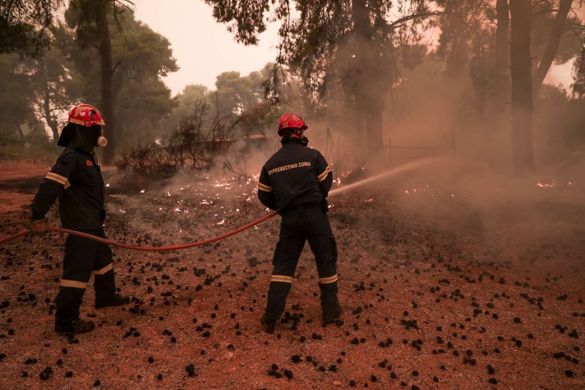Φωτιές Εύβοια: Όγδοη μέρα μάχης με τις φλόγες – Συνεχείς αναζωπυρώσεις