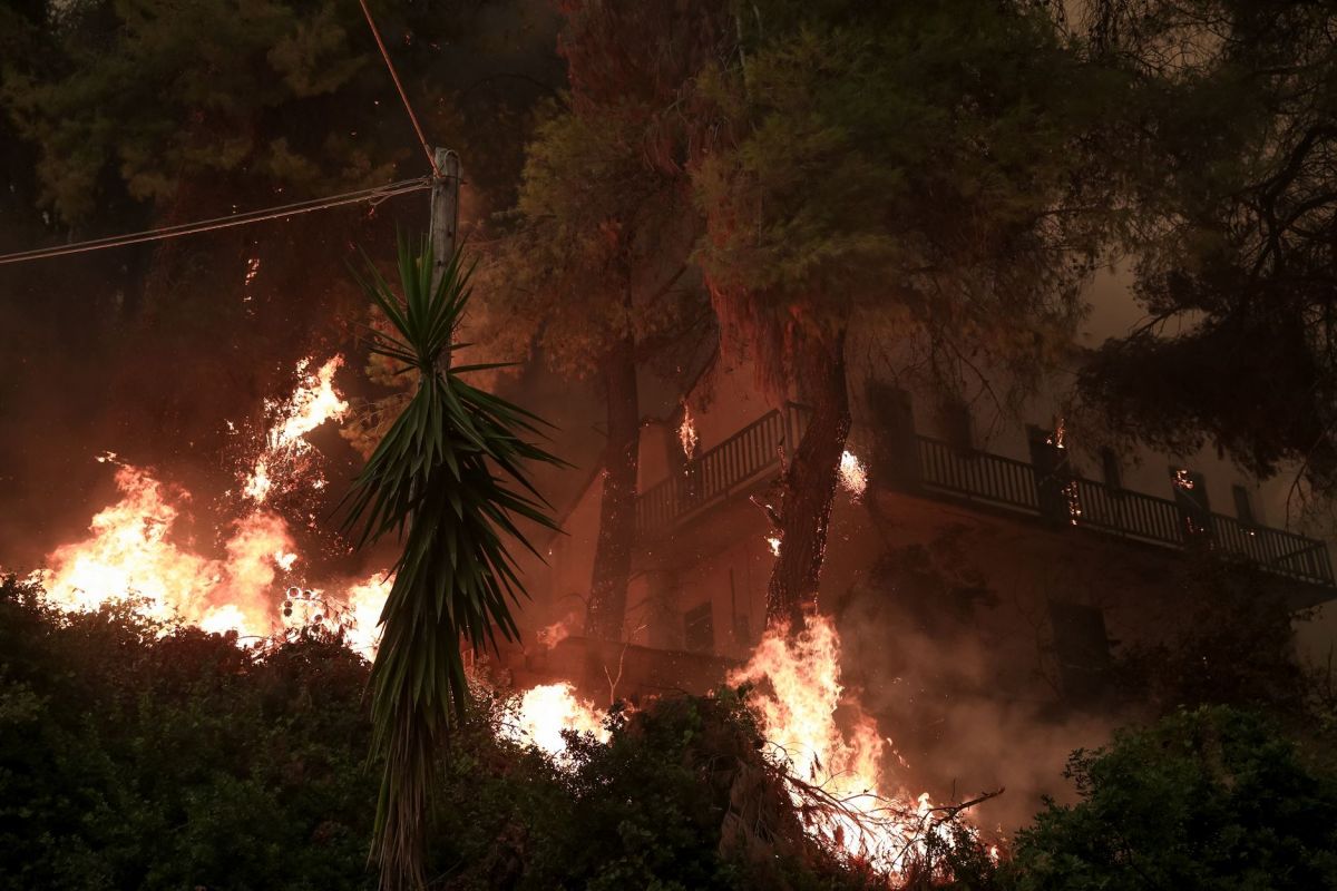 Γορτυνία: Δύσκολη νύχτα με αναζωπυρώσεις – Σκληρή μάχη με τις φλόγες