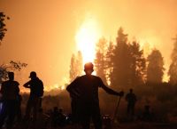 Φωτιά Γορτυνία: Η στιγμή που αυτοκίνητο περνά μέσα από τις φλόγες