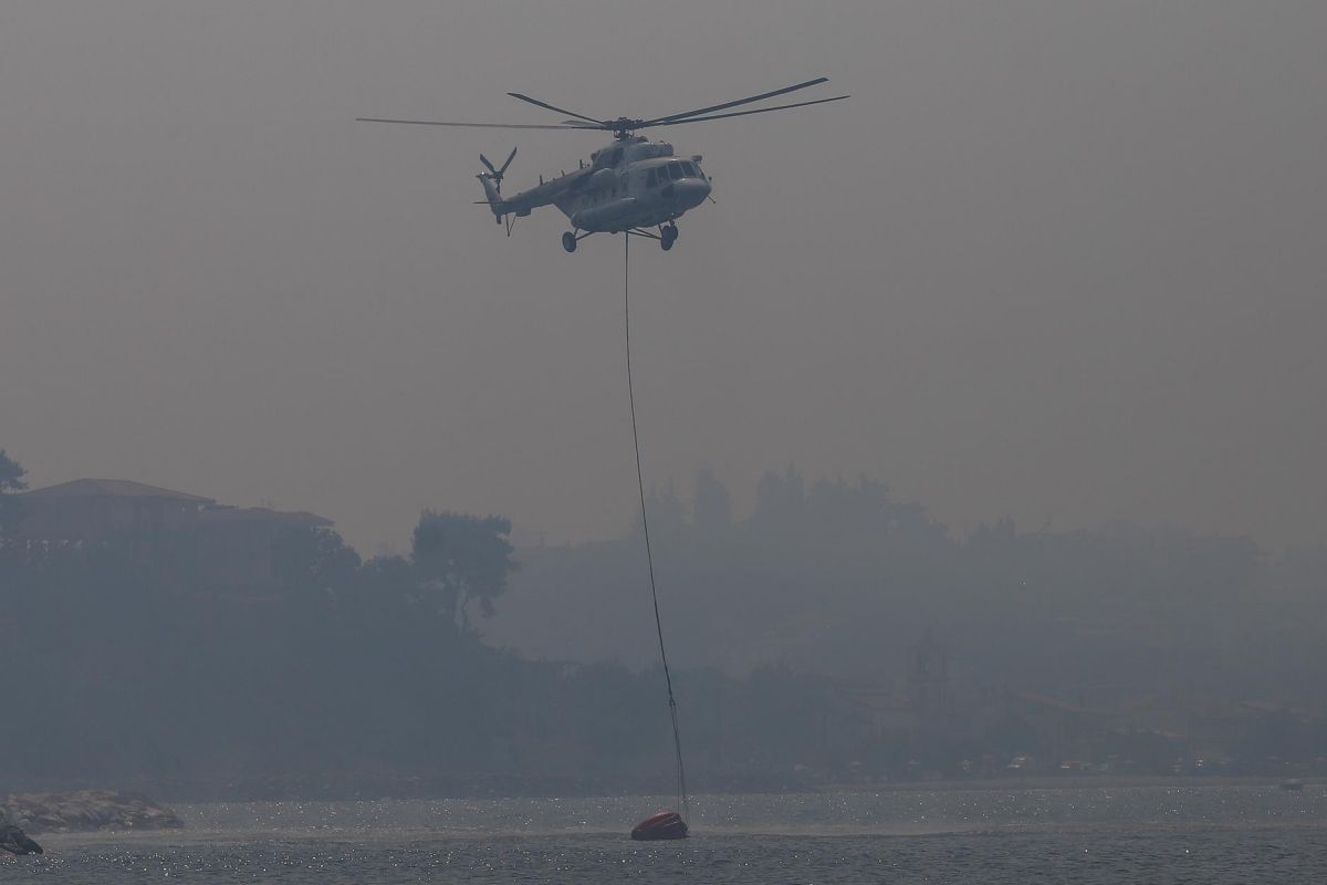 Φωτιά στα Βίλια: Εκκενώνονται δύο οικισμοί