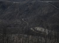 Φωτιά Εύβοια: Συνεχίζεται η μάχη με τις αναζωπυρώσεις – Με δεξαμενόπλοιο τροφοδοτούνται οι υδροφόρες