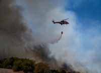Φωτιά στην Κάρυστο: Μεγάλη αναζωπύρωση στον οικισμό Φηγιά