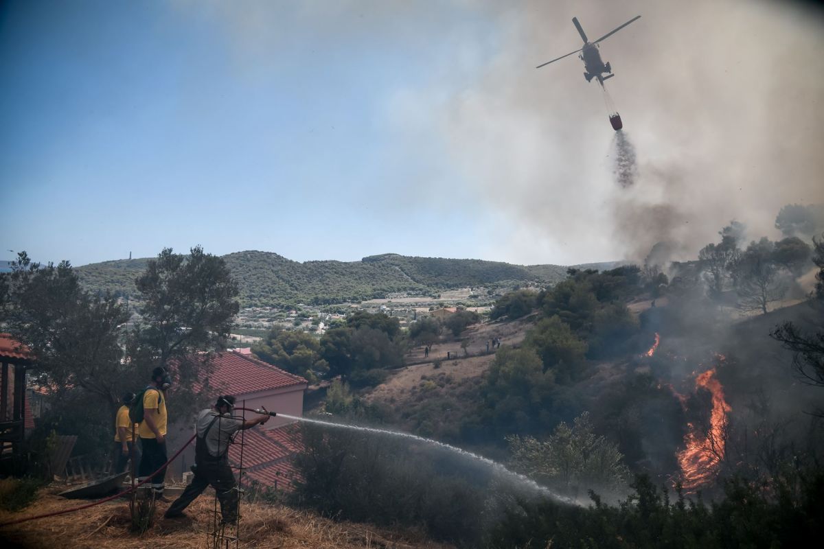 Κερατέα: Φόβοι ότι θα περάσει στον Εθνικό Δρυμό το μέτωπο – Που έχει γίνει διακοπή κυκλοφορίας