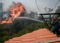 Φωτιά Βίλια: Κοντά σε Παλαιοχώρι και Θέα οι φλόγες