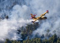 Φωτιά στα Βίλια: Μεγάλη αναζωπύρωση στο μέτωπο