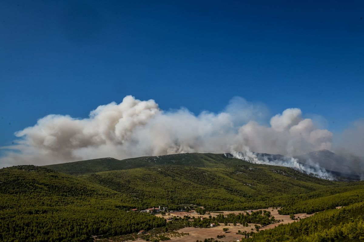 Φωτιά στην Ίο: Στην περιοχή Κάτω Κάμπος