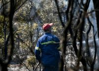 Φωτιά στα Βίλια: Καλύτερη η εικόνα του μετώπου – Συνεχής μάχη με τις αναζωπυρώσεις