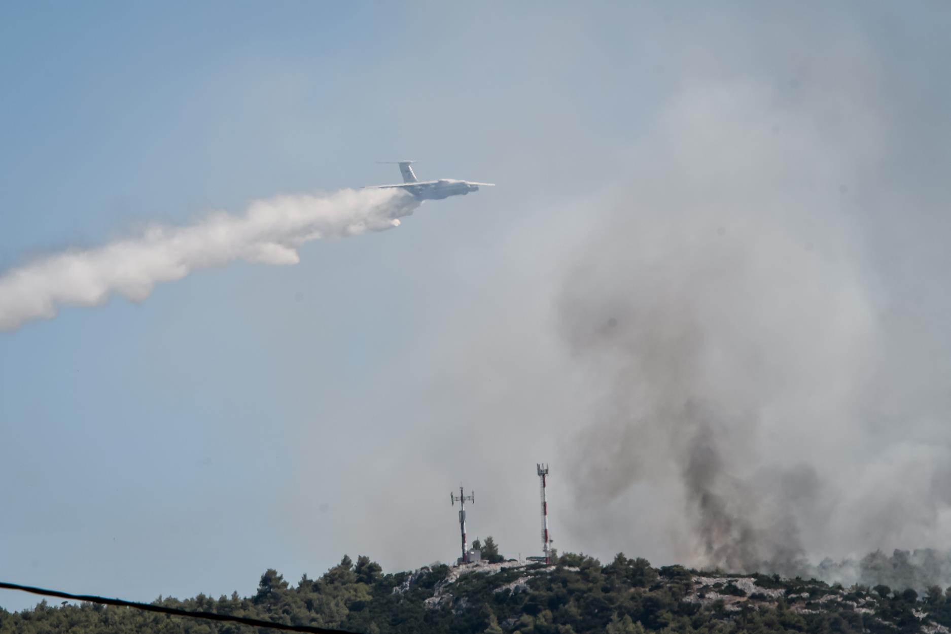 Φωτιά στα Βίλια: Οριοθετήθηκε στο μεγαλύτερο μέρος της – Ανησυχία για αναζωπυρώσεις