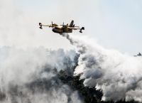 Φωτιά στα Βίλια: Μάχη μην επεκταθεί η φωτιά στον κάμπο των Μεγάρων