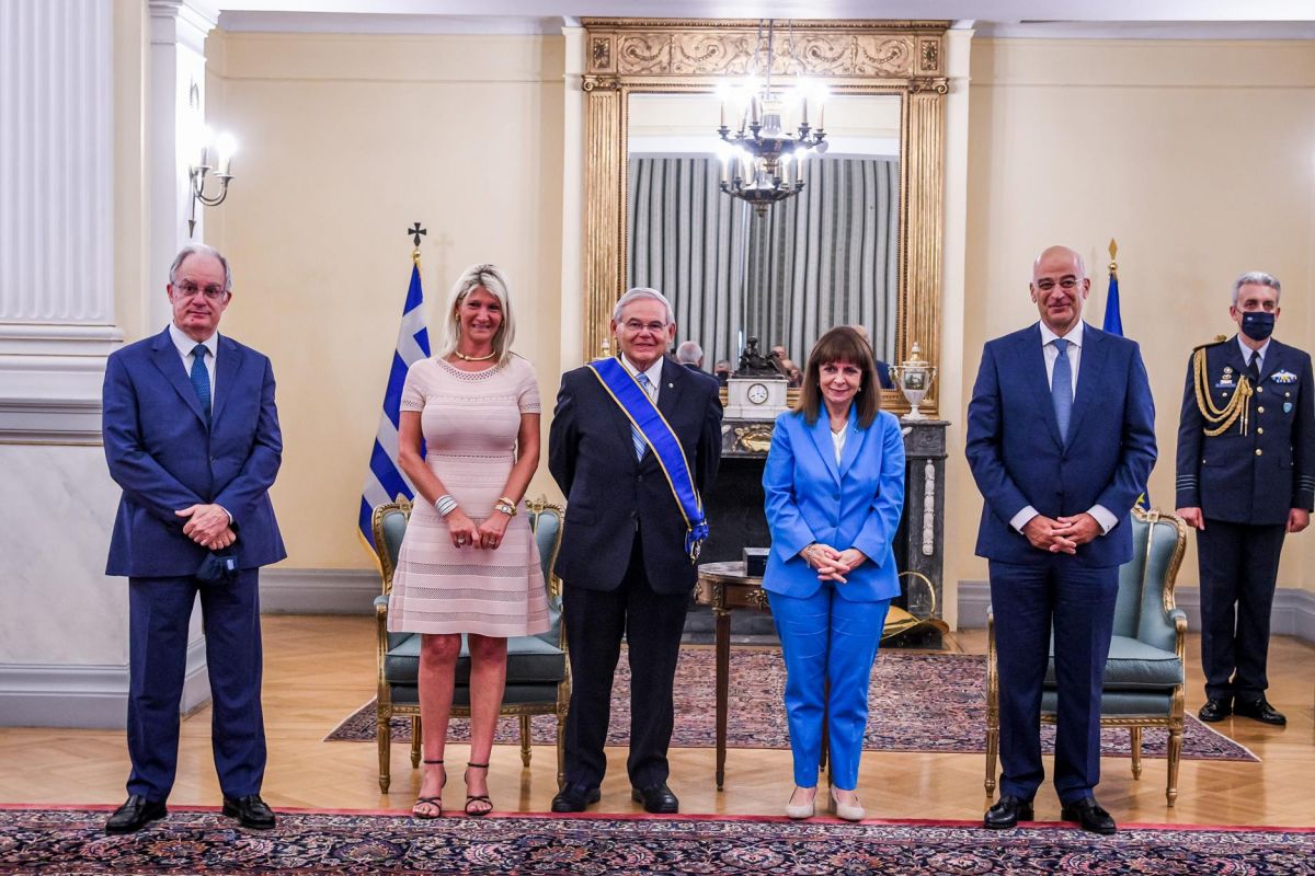 Ρόμπερτ Μενέντεζ: Παρασημοφορήθηκε για τη συνεισφορά του από την Κατερίνα Σακελλαροπούλου