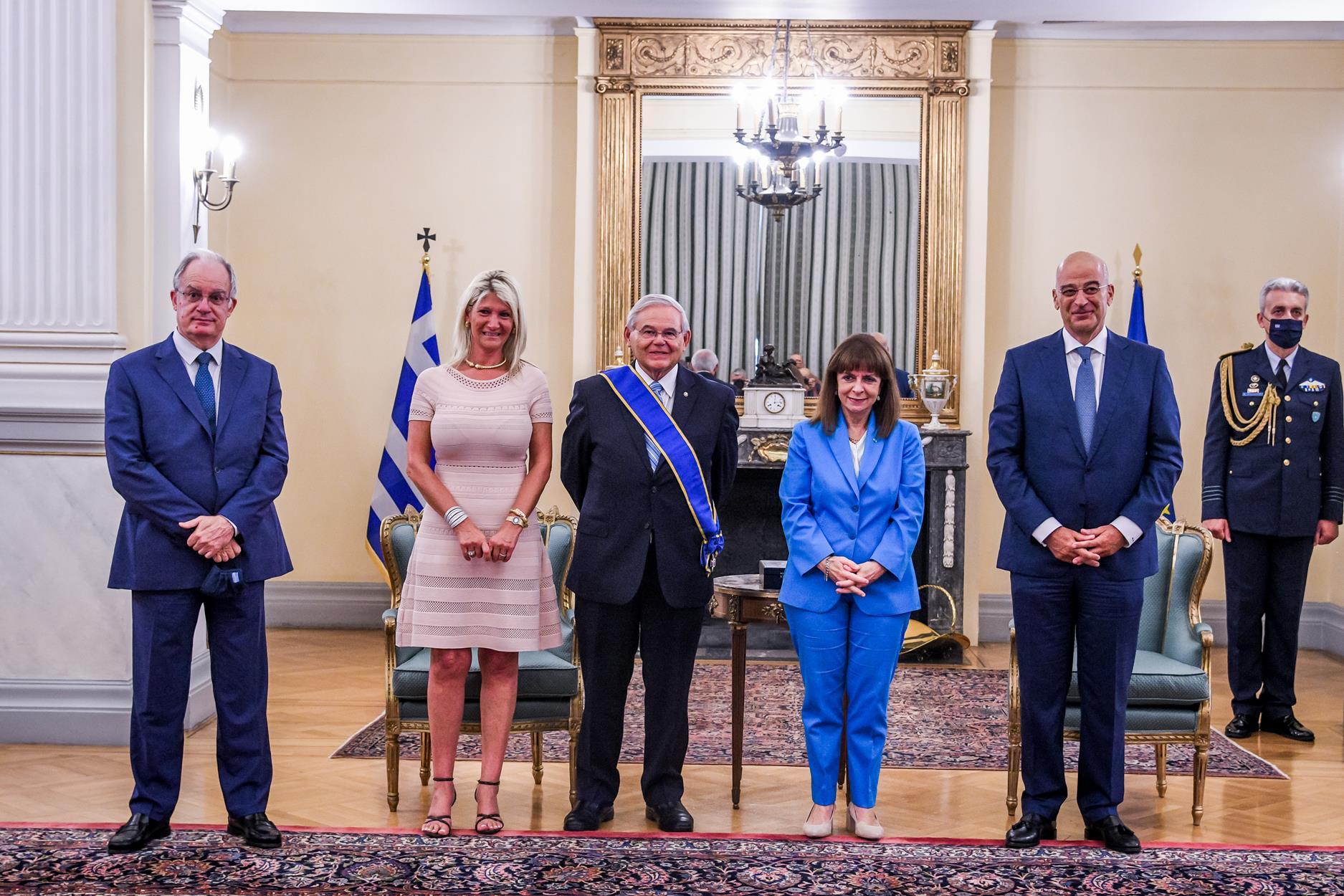 Ρόμπερτ Μενέντεζ: Παρασημοφορήθηκε για τη συνεισφορά του από την Κατερίνα Σακελλαροπούλου