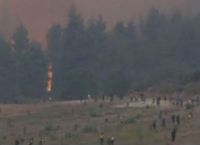 Φωτιά στην Εύβοια: Ανθρώπινη αλυσίδα κατοίκων και εθελοντών ενάντια στο πύρινο μέτωπο