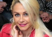 Μιρέλα Μανιάνι: Ποζάρει με κόκκινο μπικίνι