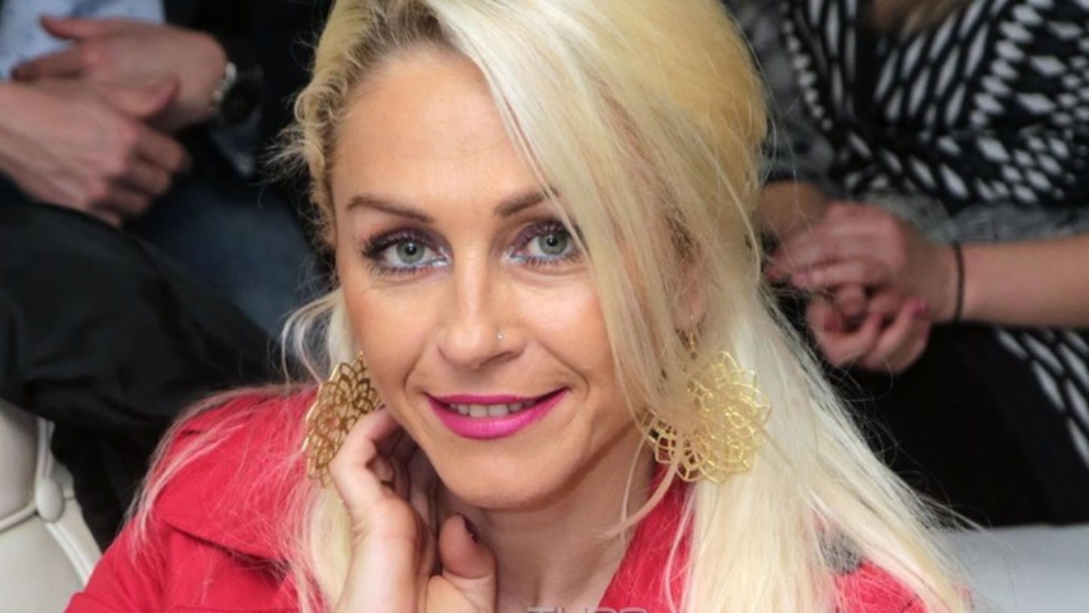 Μιρέλα Μανιάνι: Ποζάρει με κόκκινο μπικίνι