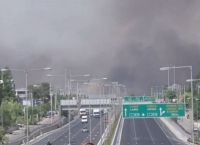 Φωτιά στη Βαρυμπόμπη: Έκλεισε η Εθνική Οδός