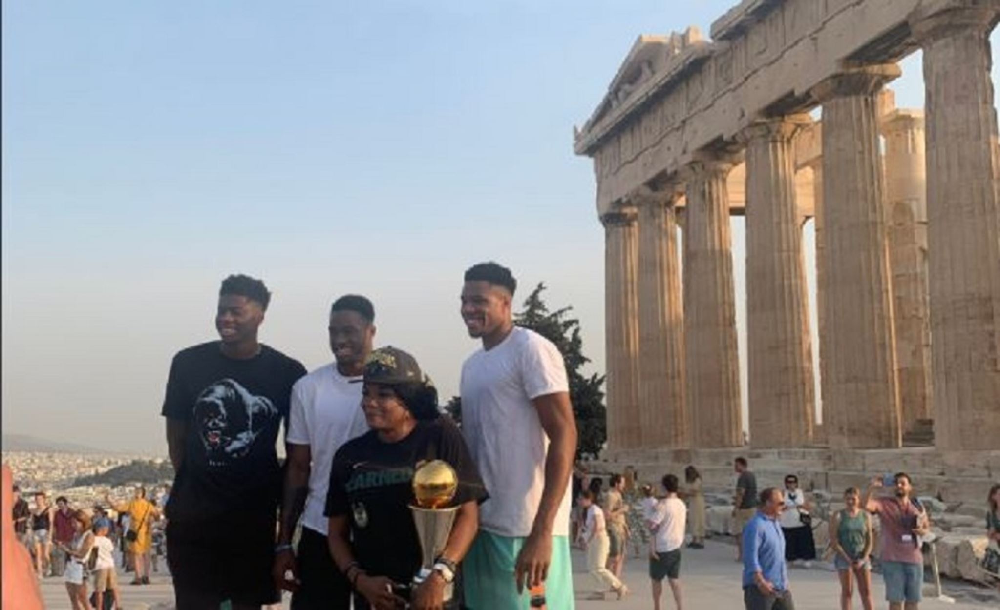 Αντετοκούνμπο – NBA: Τα αδέρφια πήγαν το τρόπαιο στην Ακρόπολη