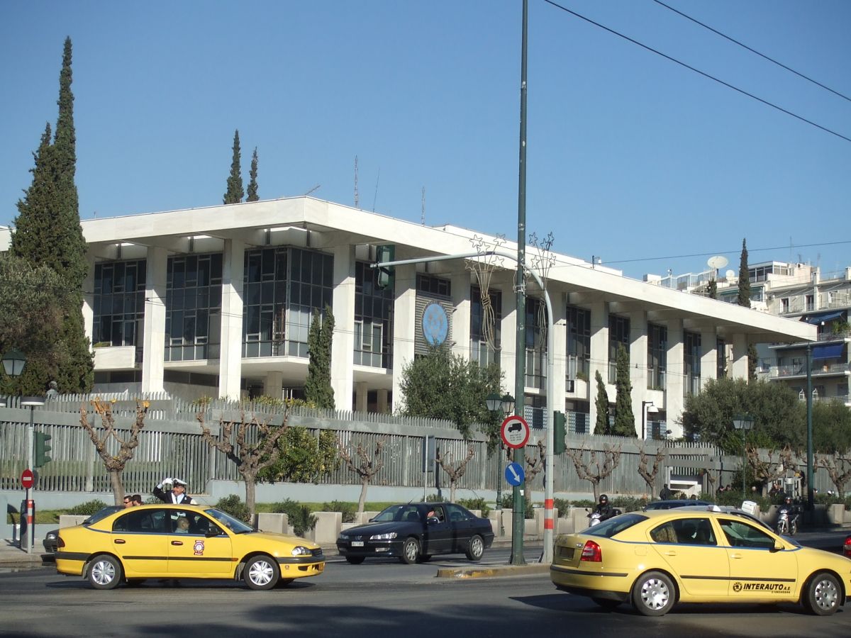 Αθήνα: Αφγανός απείλησε να αυτοπυρποληθεί πίσω από την Αμερικανική Πρεσβεία
