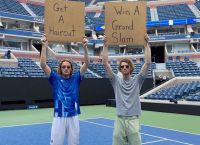 Τσιτσιπάς- «dudewithsign» ενώνουν τις δυνάμεις