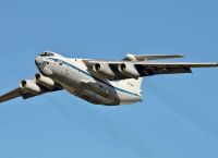 Το θηρίο εν δράσει: Το Ilyushin II-76 κάνει ρίψη νερού και οι πυροσβέστες τρέχουν να καλυφθούν Το θηρίο εν δράσει: Το Ilyushin II-76 κάνει ρίψη νερού και οι πυροσβέστες τρέχουν να καλυφθούν