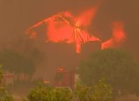 Φωτιά στα Βίλια: Μεγάλη αναζωπύρωση απειλεί ξανά τον οικισμό