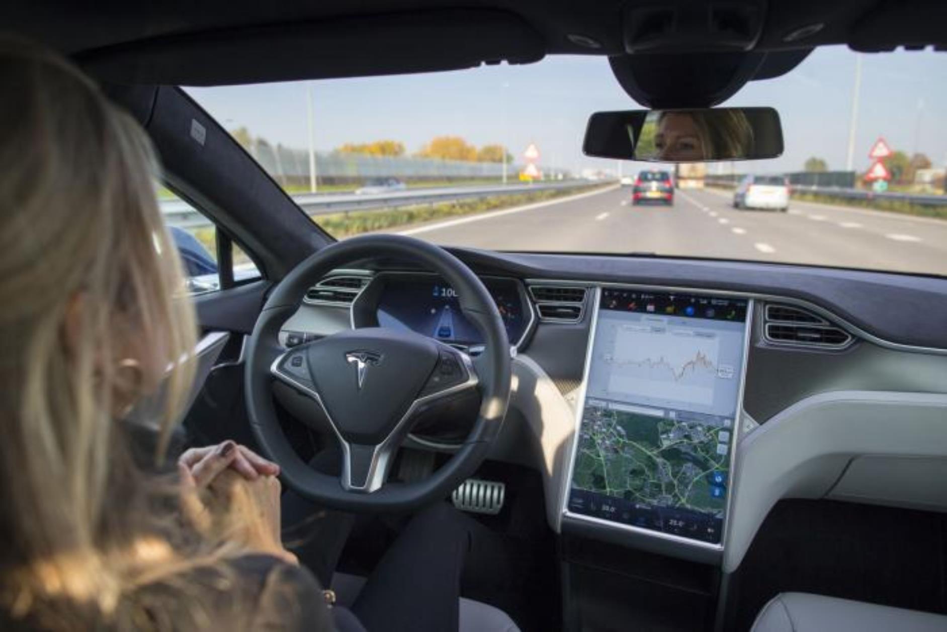 Νέοι μπελάδες για την Tesla: Οι αρχές ερευνούν 11 ατυχήματα με το Autopilot