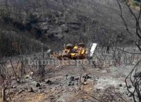 Φωκίδα: Γκρέιντερ έπεσε σε γκρεμό λόγω της φωτιάς