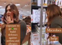 Βίντεο σοκ από αντιεμβολιάστρια: Γυρίζει σούπερ μάρκετ γλείφοντας λαβές από καρότσια και ψυγεία