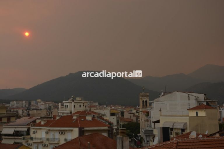 Φωτιά στην Αρκαδία: Απειλούνται χωριά της Γορτυνίας