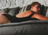 Υβόννη Μπόσνιακ: Τραβάει τα βλέμματα η εντυπωσιακή σχεδιάστρια