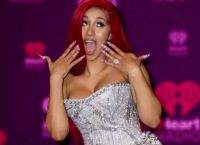Cardi B: Ημίγυμνη αρχαία Ελληνίδα θεά