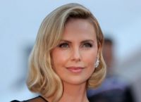 Σαρλίζ Θερόν: Βόλτες στα σοκάκια της Ύδρας