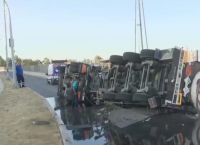 Ανατροπή βυτιοφόρου: Κλειστή η λεωφόρος Δραπετσώνας