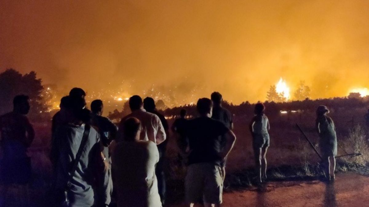 Πυρκαγιά στη βόρεια Εύβοια: Εκκενώνεται και το χωριό Κεχριές