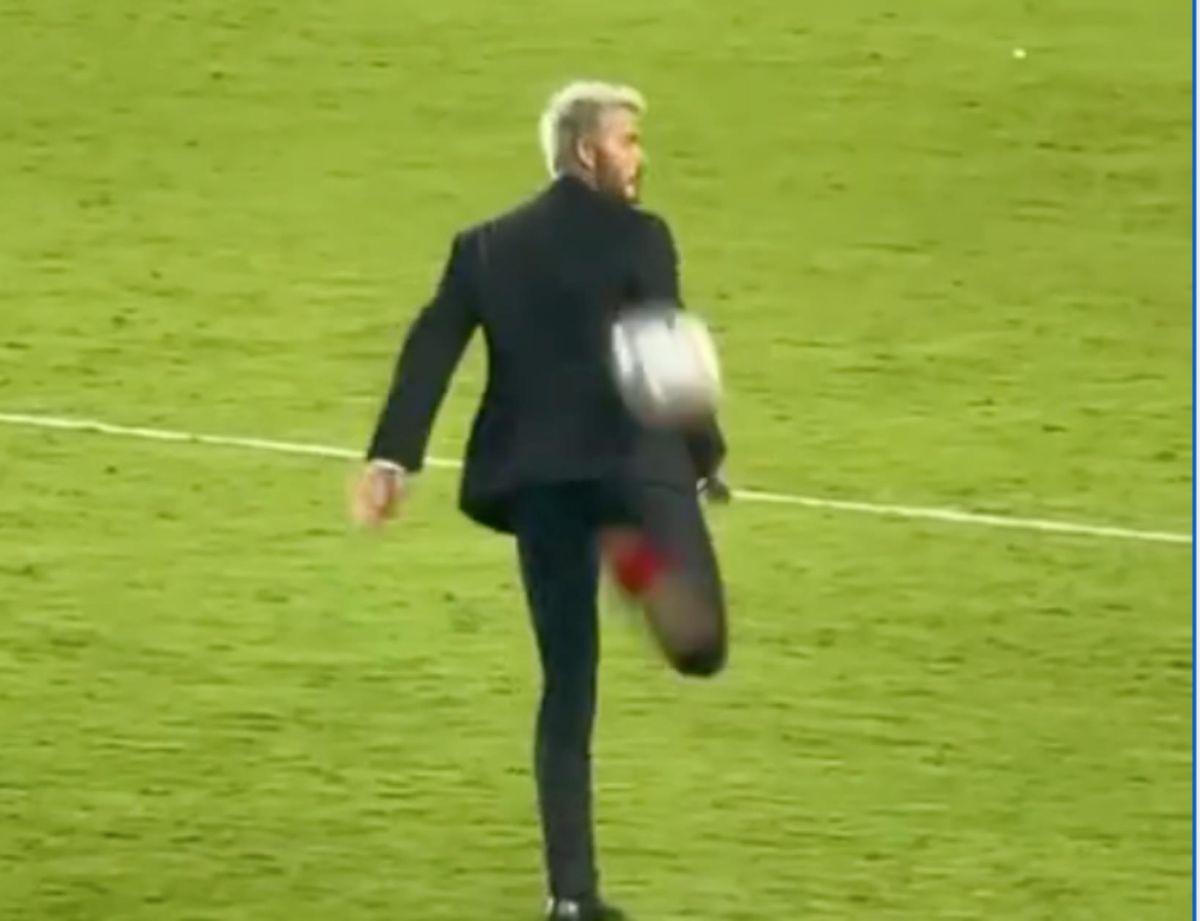 David Beckham: Μεγάλη μπάλα φορώντας κοστούμι
