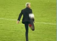David Beckham: Μεγάλη μπάλα φορώντας κοστούμι David Beckham: Μεγάλη μπάλα φορώντας κοστούμι