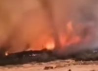 Βίλια: Απίστευτο βίντεο – Στρόβιλος φωτιάς εκτοξεύει κορμό δέντρου στους πυροσβέστες