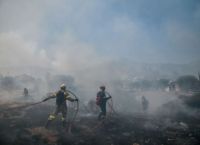 Φωτιά στα Βίλια: Εκτός η ελέγχου η πυρκαγιά, νέα εντολή εκκένωσης από το 112