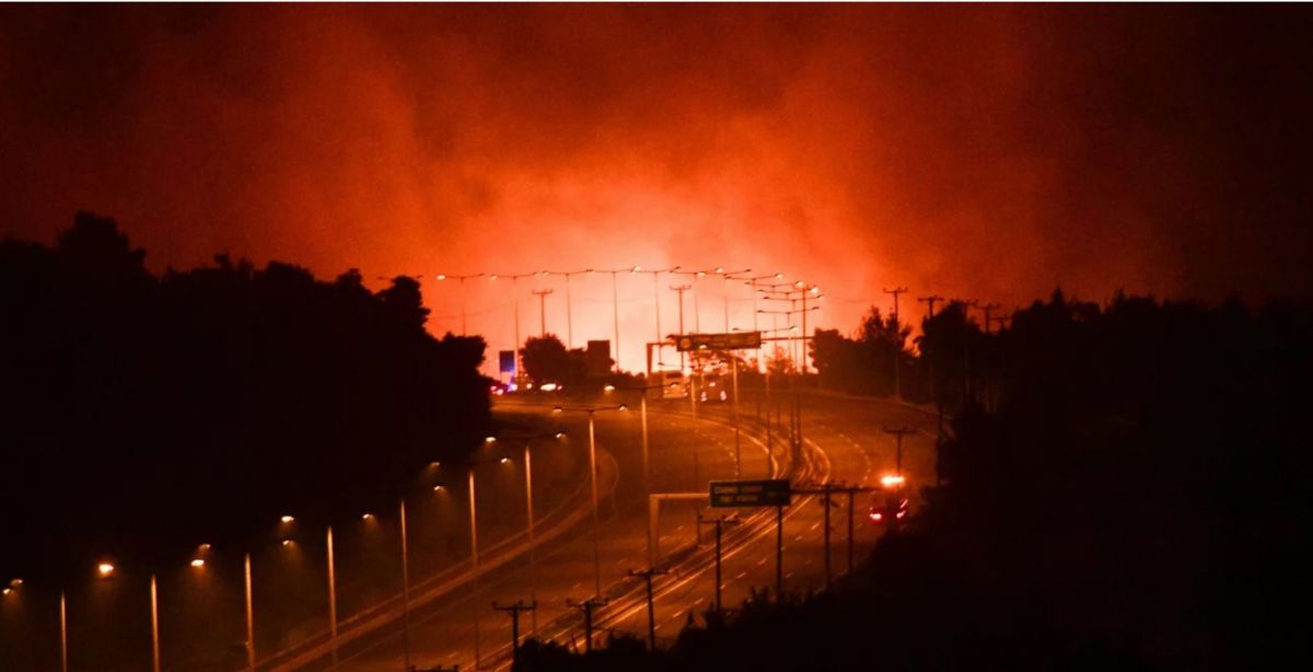 Φωτιά στην Αττική: Παραμένει κλειστή η Εθνική Οδός Αθηνών – Λαμίας