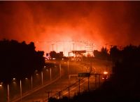Φωτιά στην Αττική: Παραμένει κλειστή η Εθνική Οδός Αθηνών – Λαμίας