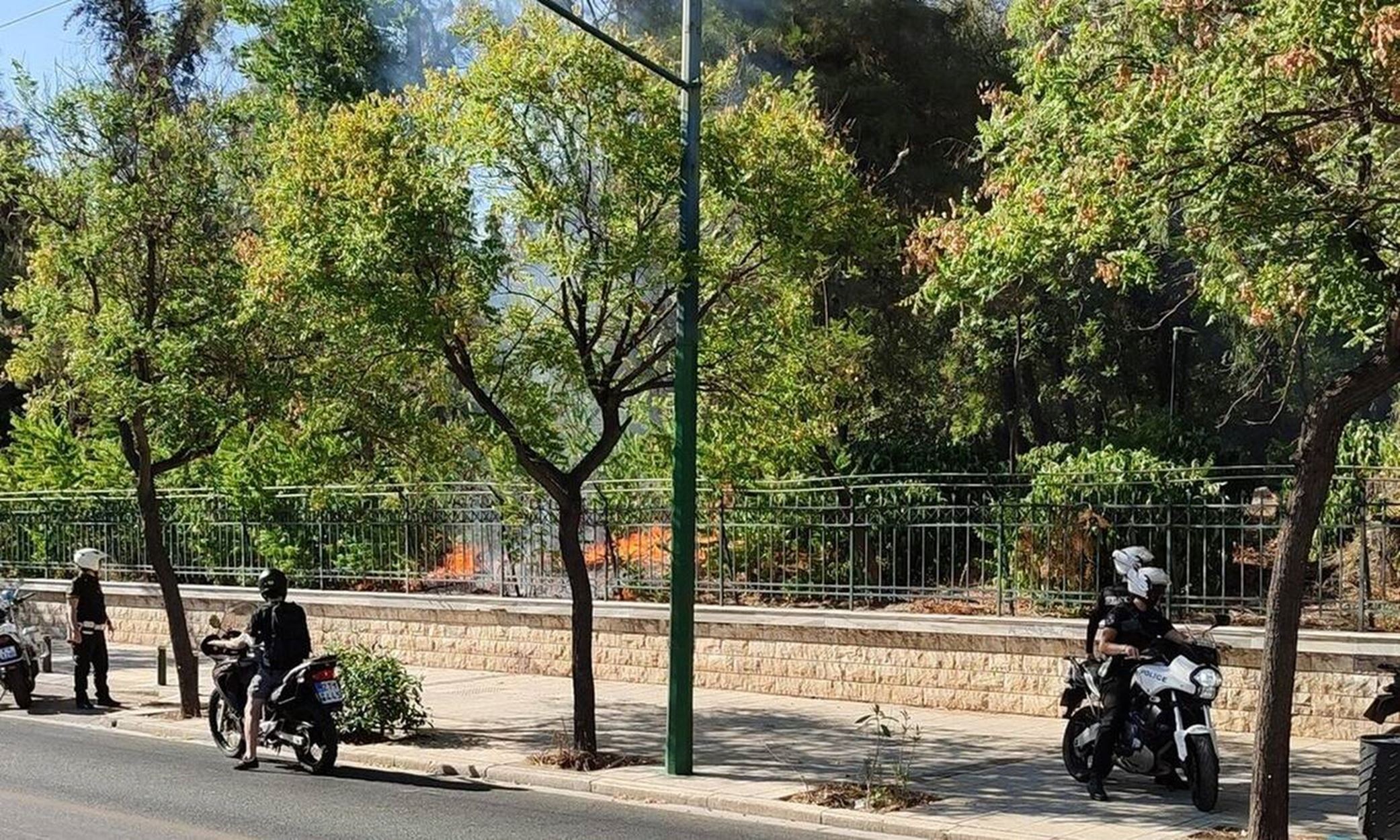 Πεδίον του Άρεως φωτιά: Συνελήφθη γυναίκα για απόπειρα εμπρησμού