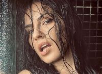 Χριστίνα Κολέτσα: Πόζες με μπικίνι φωτιά