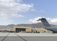 Αφγανιστάν: Γυναίκα γέννησε μέσα στο αεροπλάνο που την μετέφερε στη Βρετανία