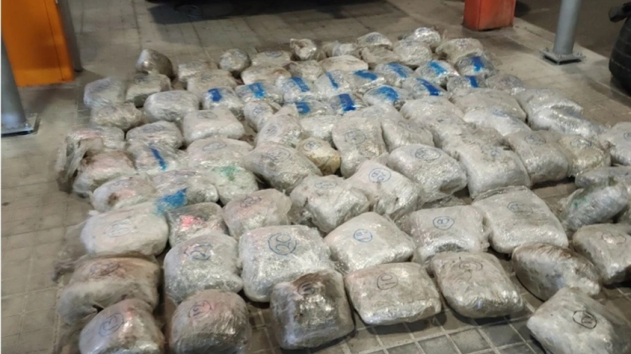 ΑΑΔΕ: Μπλόκο σε φορτηγό με 90 κιλά κάνναβη σε ρεζέρβες